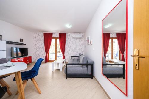 Family-friendly apartments with swimming pool Mavarstica, Ciovo - 18744
