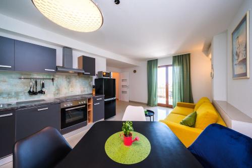 Family-friendly apartments with swimming pool Mavarstica, Ciovo - 18744