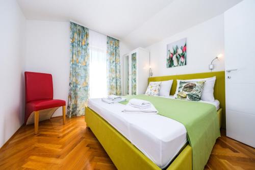 Family-friendly apartments with swimming pool Mavarstica, Ciovo - 18744