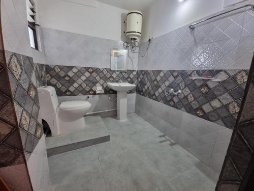 een badkamer met een toilet en een wastafel bij Kheychun homestay in Darjeeling