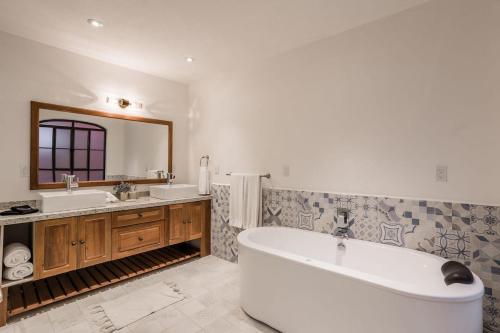 Bilik mandi di Luxury Apartments in Centro San Miguel de Allende with Rooftop & Jacuzzi