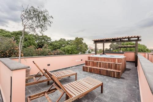 a rooftop patio with a hot tub and a bench at Luxury Apartments in Centro San Miguel de Allende with Rooftop & Jacuzzi in San Miguel de Allende