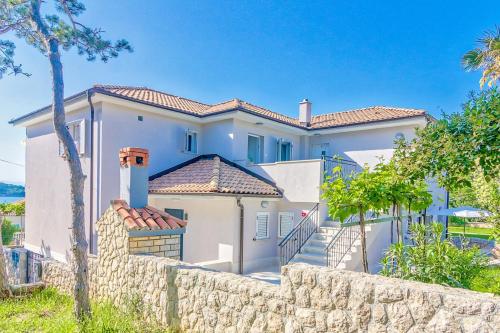 Zdjęcie z galerii obiektu Apartments by the sea Silo, Krk - 18759 w mieście Šilo