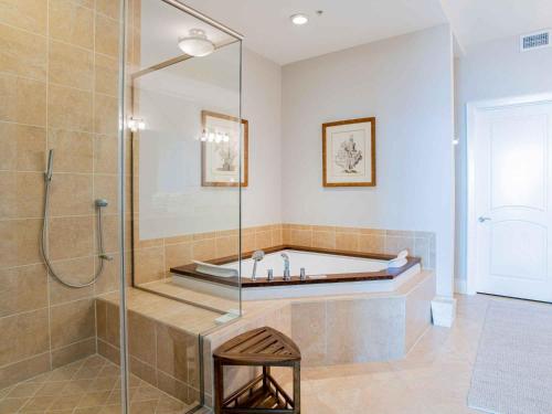 オレンジビーチにあるTurquoise Place #2805Cのバスルーム(バスタブ、シャワー、スツール付)