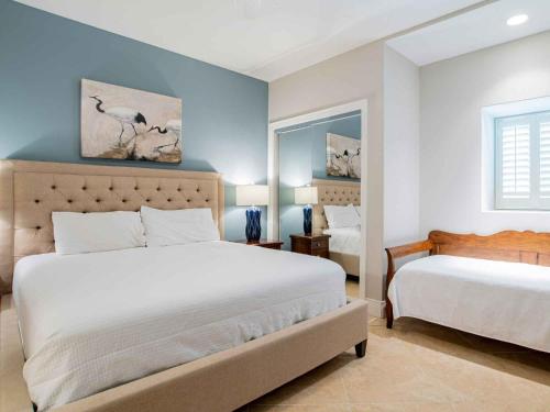 オレンジビーチにあるTurquoise Place #2805Cのベッドが2つあり、青い壁の寝室