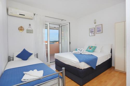 Voodi või voodid majutusasutuse Apartments with a parking space Okrug Donji, Ciovo - 18796 toas