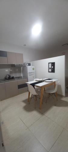 une cuisine avec une table et des chaises dans une pièce dans l'établissement Mantra Apart, à La Rioja