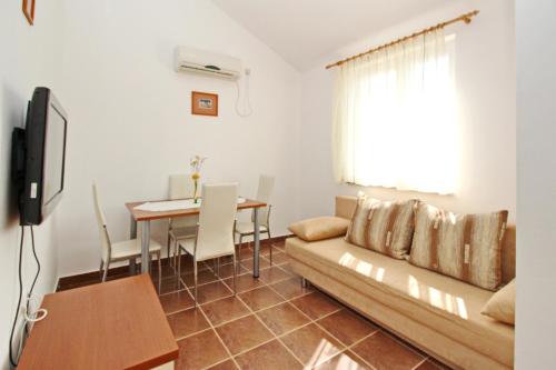 Apartments with parking space Baska, Krk - 18789