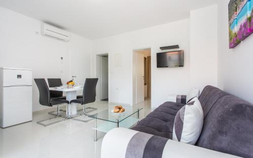 Apartments with parking space Baska - Krk - 18808