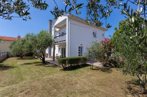 Apartments with parking space Baska, Krk - 18818