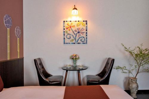a room with a table and chairs and a window at Hotel Teiregikan in Tobe