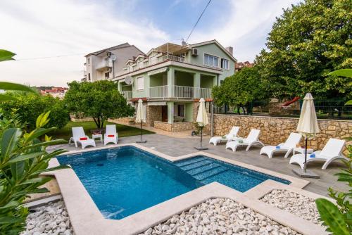 Family-friendly apartments with swimming pool Okrug Gornji, Ciovo - 18827