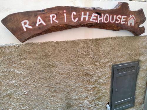 una señal en el costado de una casa en Appartamento Severino - Rariche House en Camerota