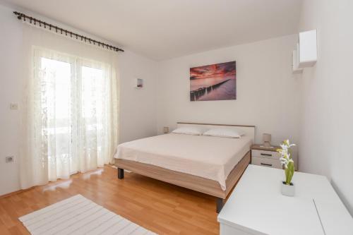 Posteľ alebo postele v izbe v ubytovaní Apartments with a parking space Pag - 18848