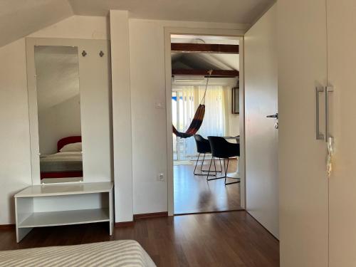 1 habitación con 1 cama y 1 habitación con 1 dormitorio en Apartment Slavica, en Zadar