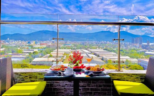 Cảnh núi rừng hoặc tầm nhìn ra núi từ khách sạn