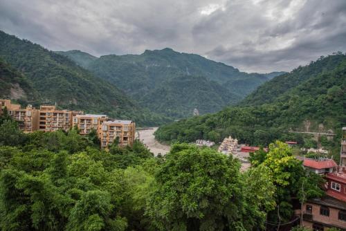 瑞詩凱詩的住宿－Terrakotta Rishikesh，享有山脉背景的河流美景