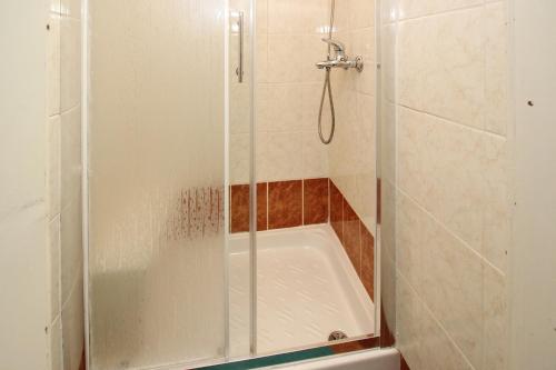 バスカにあるApartments by the sea Baska, Krk - 18872の浴室のガラス扉付きシャワー