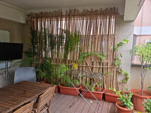 een patio met planten en een tafel en een hek bij Terrace Garden in Hyderabad