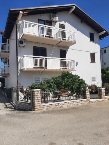 Apartments with parking space Mavarstica, Ciovo - 18882