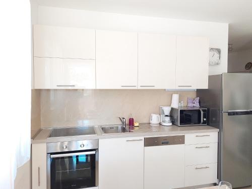 Apartments with parking space Palit, Rab - 18900
