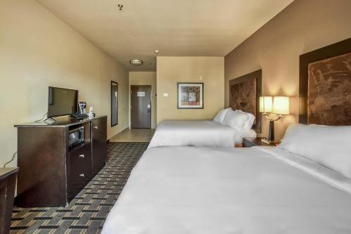 Habitación de hotel con 2 camas y TV de pantalla plana. en Holiday Inn Express and Suites Beeville, an IHG Hotel, en Beeville
