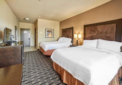 Habitación de hotel con 2 camas y TV de pantalla plana. en Holiday Inn Express and Suites Beeville, an IHG Hotel, en Beeville