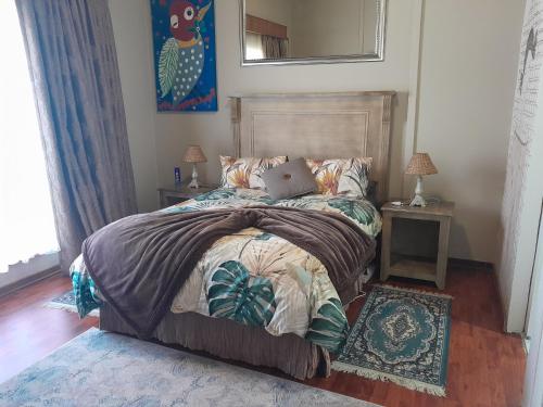 sypialnia z łóżkiem z poduszką w obiekcie Goedehoop w mieście Welkom