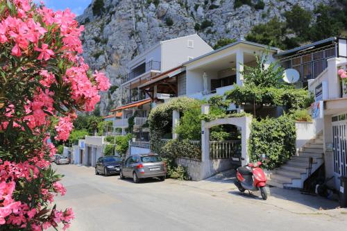 Apartments with parking space Omis - 18919