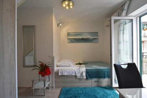 Posteľ alebo postele v izbe v ubytovaní Apartments and rooms with WiFi Split - 18909