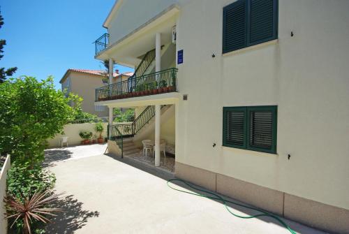Apartments with hot tub Makarska - 18898