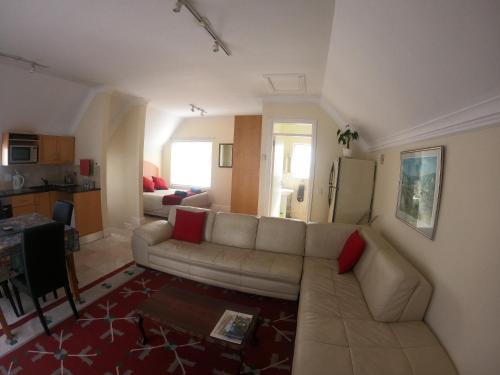 O bucătărie sau chicinetă la Elegant Quays Waterfront One Bedroom Apartment