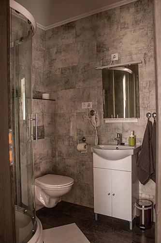 Koupelna v ubytování SárvárLAK Apartmanház