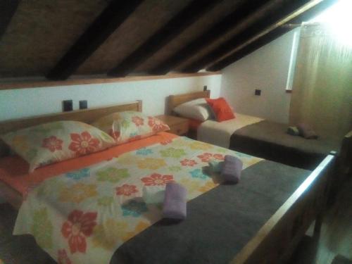 um pequeno quarto com 2 camas e uma saia-cama em Holiday house with a parking space Silba - 18784 em Silba