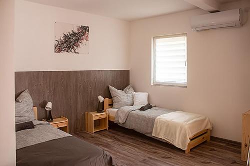 Posteľ alebo postele v izbe v ubytovaní SárvárLAK Apartmanház