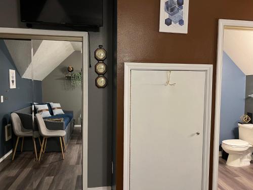 a bathroom with a toilet and a door in a room at Suede in Salem