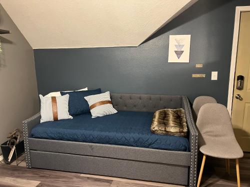 a bed in a room with a blue wall at Suede in Salem