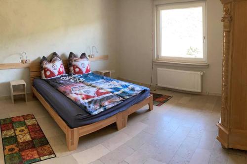ein Schlafzimmer mit einem Bett in einem Zimmer mit einem Fenster in der Unterkunft Rhineview 549 - Rheinblick 549 im Mittelrheintal in Oberwesel