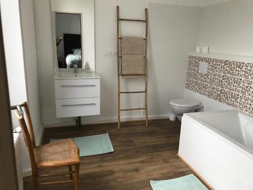 La salle de bains est pourvue d'un lavabo, de toilettes et d'un miroir. dans l'établissement Auberge Ti'gousket, à Guingamp