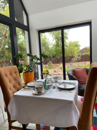 Posezení v ubytování Pinewood Cottage Apartment & B&B Inverness