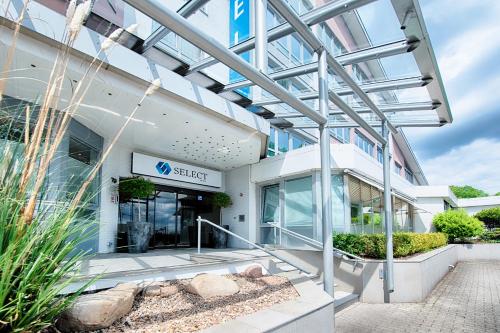 a building with a glass roof and a building at Select Hotel A1 Bremen-Stuhr in Stuhr