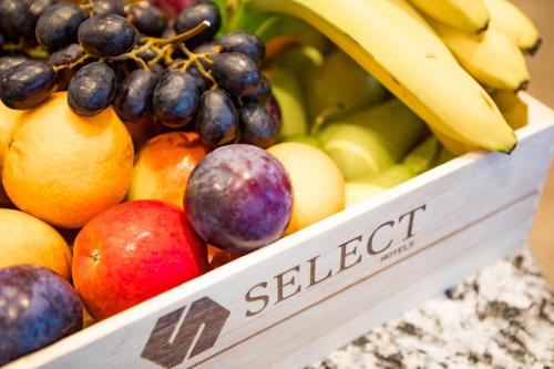 a box full of fruit on a table at Select Hotel A1 Bremen-Stuhr in Stuhr