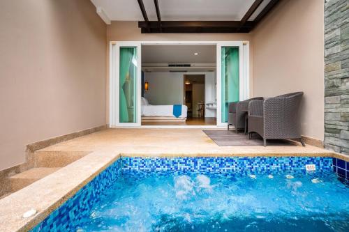 una piscina en medio de una casa en Hotel COCO Phuket Bangtao - SHA Extra Plus, en Bang Tao Beach