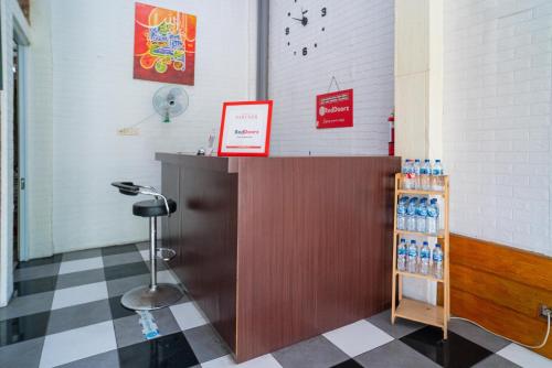 a counter in a room with bottles of water at RedDoorz syariah @ Selomangleng Kediri in Kediri