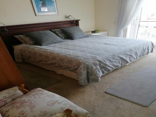 Кровать или кровати в номере Gem Quays Waterfront one Bedroom