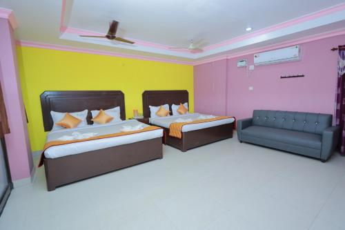 Postel nebo postele na pokoji v ubytování FabHotel Amutham Residency