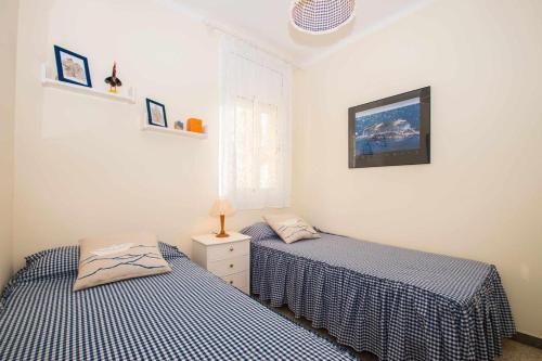 2 camas individuales en una habitación con 2 camas sidx sidx sidx en Maresme Beach Apartment, en Canet de Mar