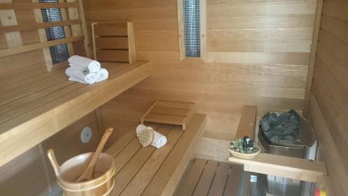 - Vistas a una sauna con toallas en Balla Apartmanház, en Siófok