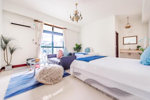 une chambre avec un lit et un canapé dans l'établissement Travel Road WuWu, à Taïtung