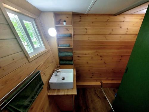 bagno con lavandino e pareti in legno di POP Tiny House Nagymaros a Nagymaros